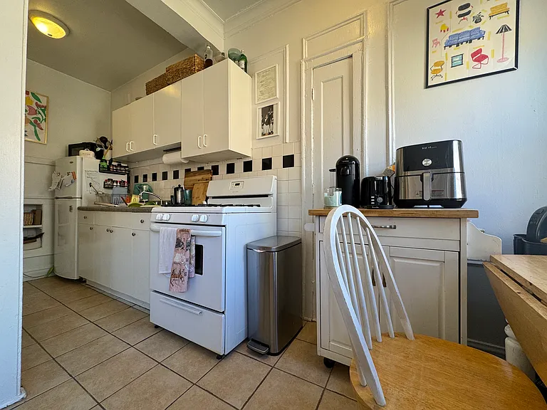 3812 N Pine Grove Ave — Photo 4