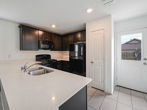 4th image of 1104 Crestview Dr