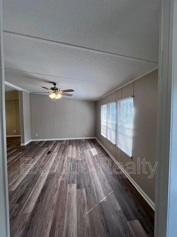 3 bed, 2.0 bath, 11258 sqft, $1,499 — Photo 4
