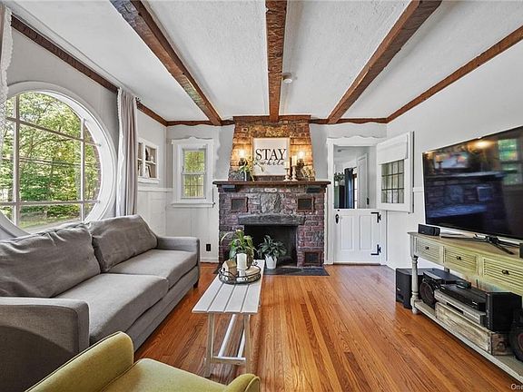 3rd image of 2 Cypress Ln