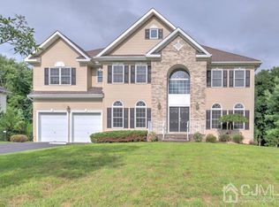 12 Treetops Dr, Monroe Township, NJ 08831