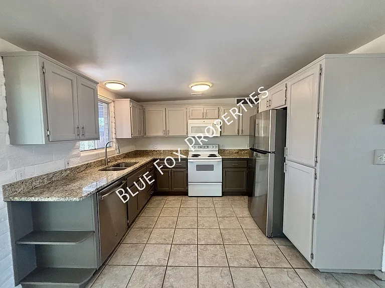 2780 W Via Del Santo — Photo 7