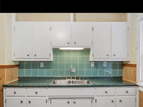 4th image of 122 Stratford Rd #1