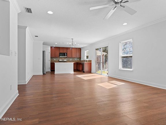 4th image of 532 WORCESTER Court