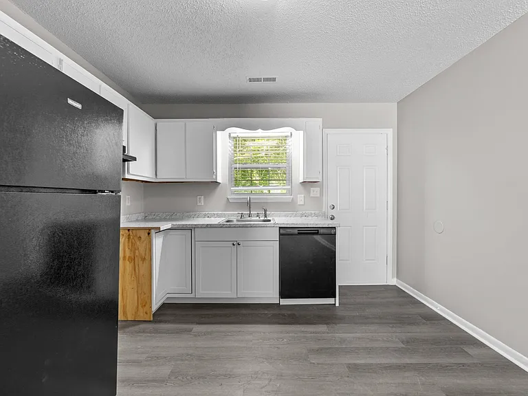 Roberts Lane Apartments — Photo 17