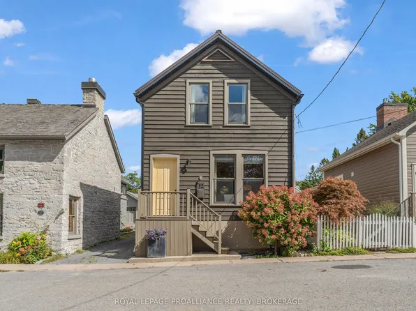 12 Drummond St, Kingston, ON K7K 5S1