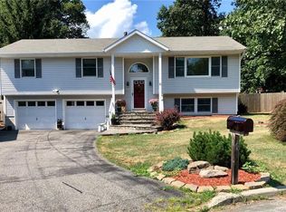 6 Rico Dr, New Windsor, NY 12553