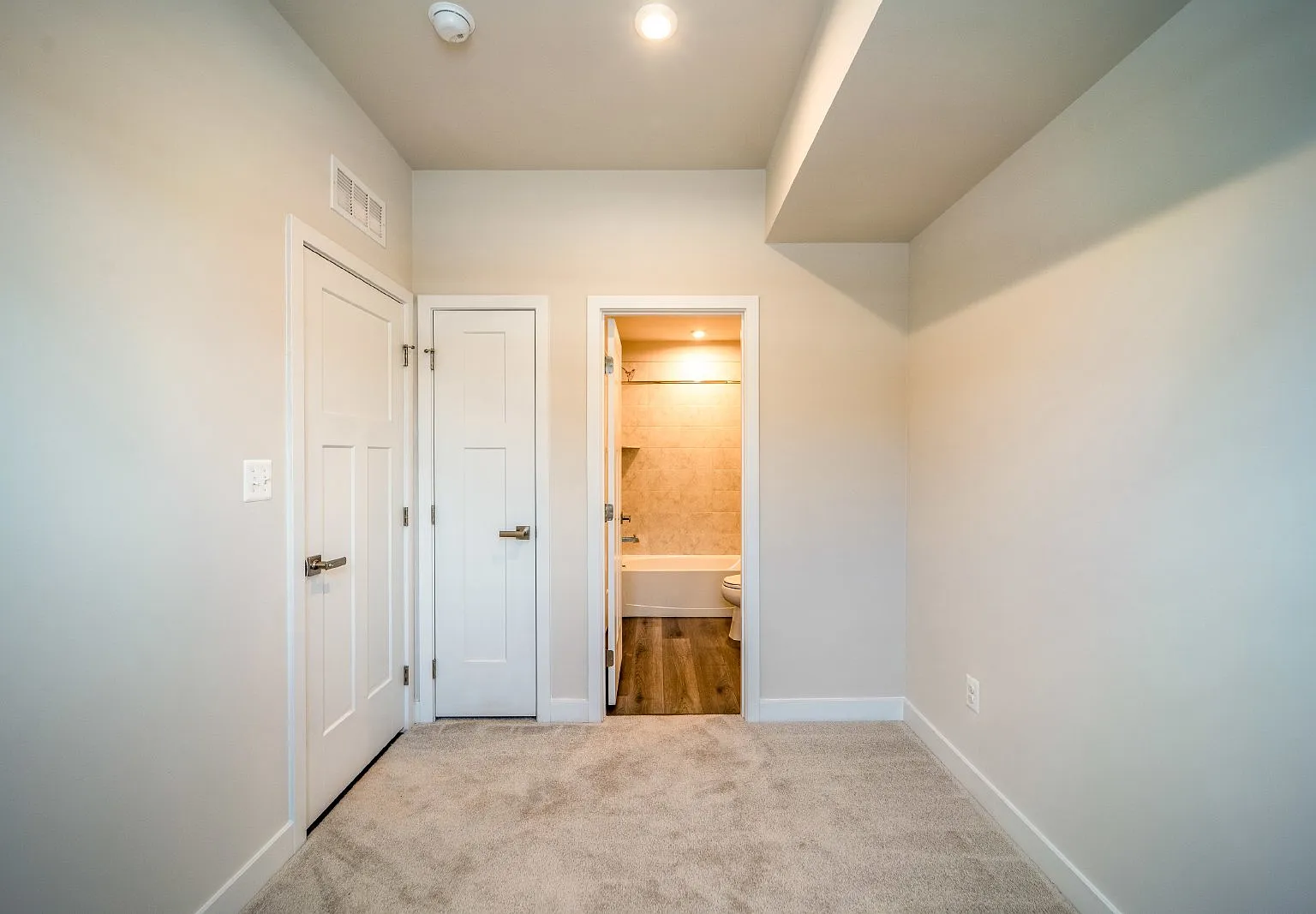 3 bed, 3.0 bath, 1664 sqft, $3,300 — Photo 4