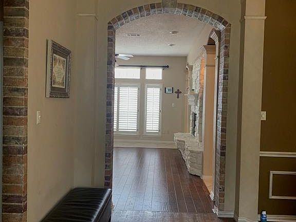 4th image of 209 Pecan Hollow Dr