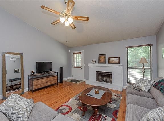 3rd image of 2516 Hillside Dr