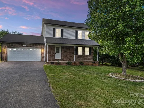 201 Pine Meadows Cir, Hickory, NC 28601