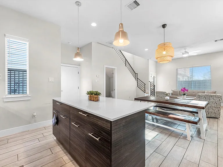 2210 Wipprecht St — Photo 5