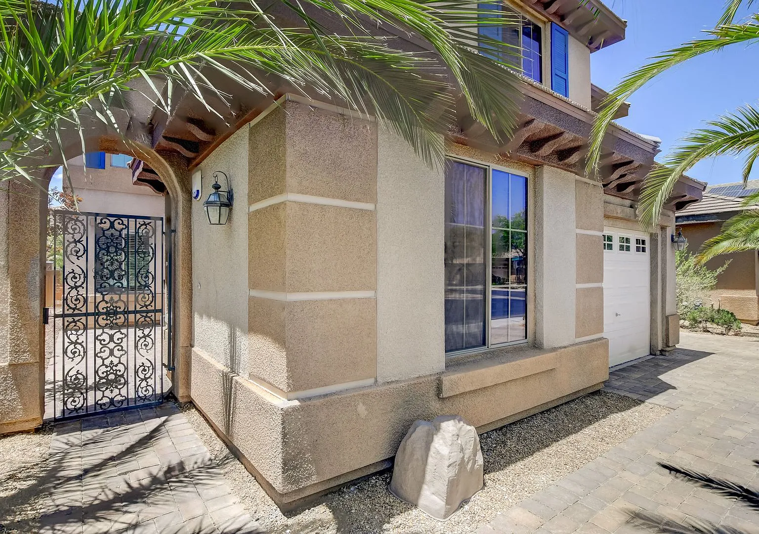 Stunning Spring Mountain Ranch,3,045 Sq Ft 2 Story Home In Nw Area — Photo 4