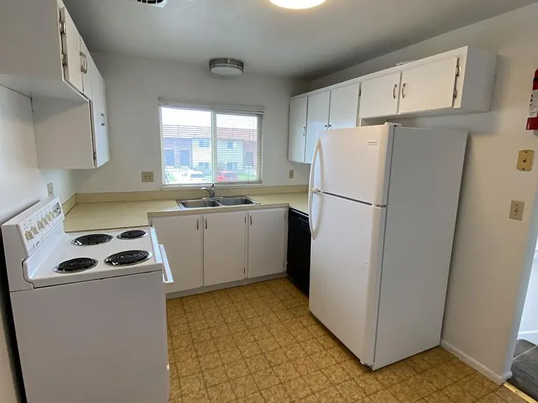 421 W 950 N — Photo 3
