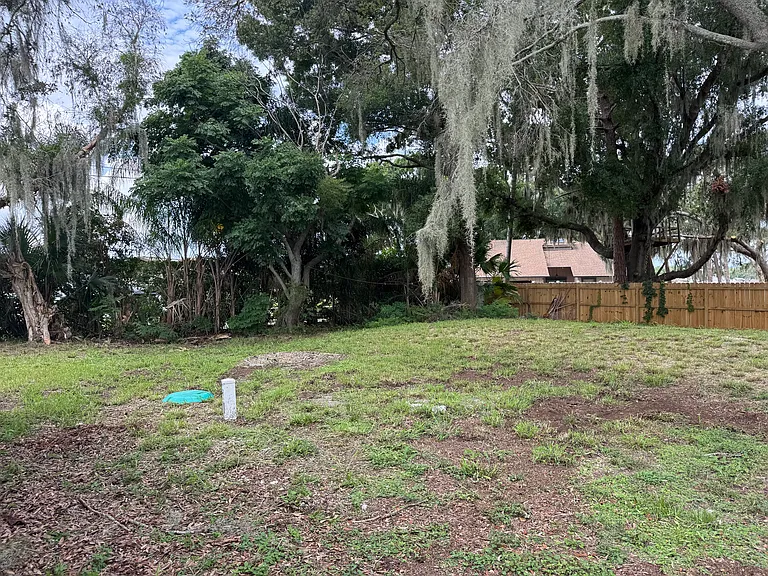 2121 Greenway Dr — Photo 12