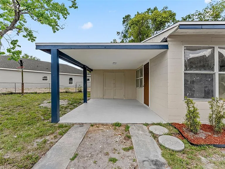 1218 Crescent St — Photo 4