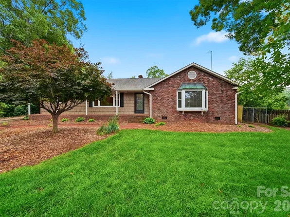 1085 19th Avenue Pl NW, Hickory, NC 28601