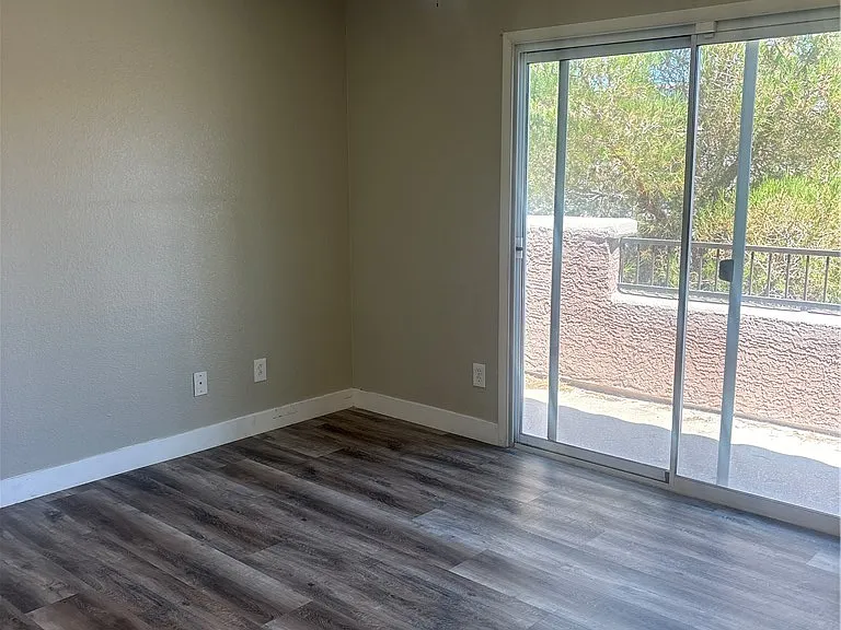 575 Primrose Hill Ave — Photo 9