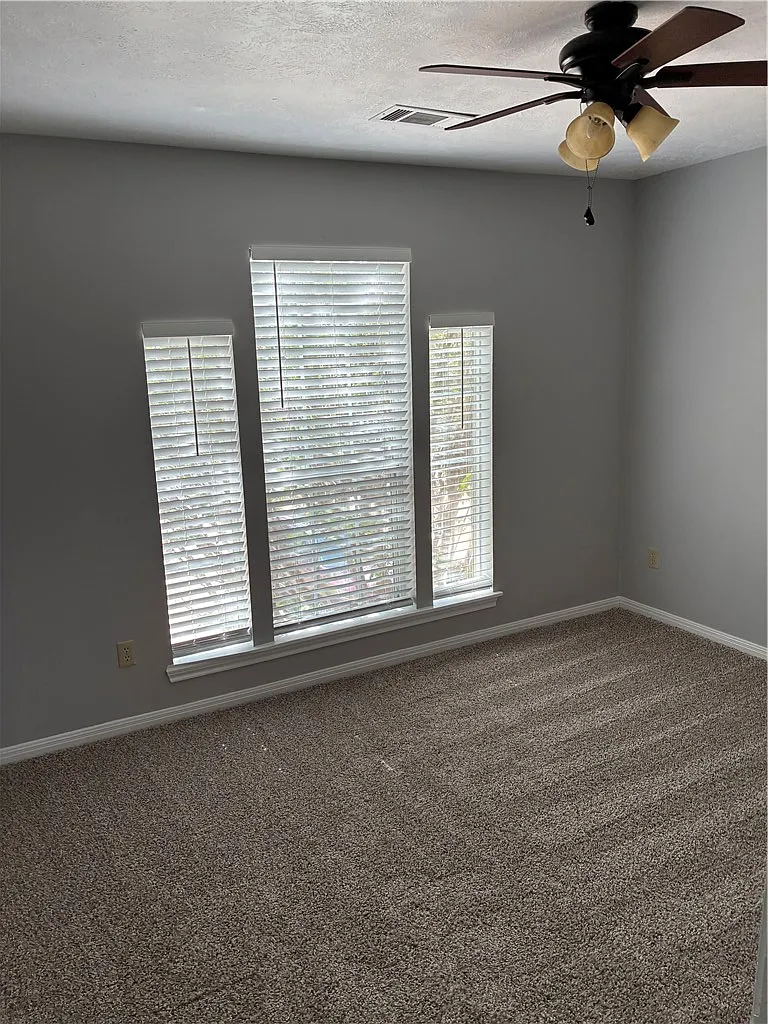 3 bed, 2.5 bath, 6192 sqft, $1,200 — Photo 4