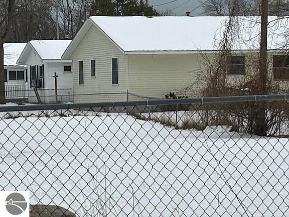 5th image of 220 Smith St