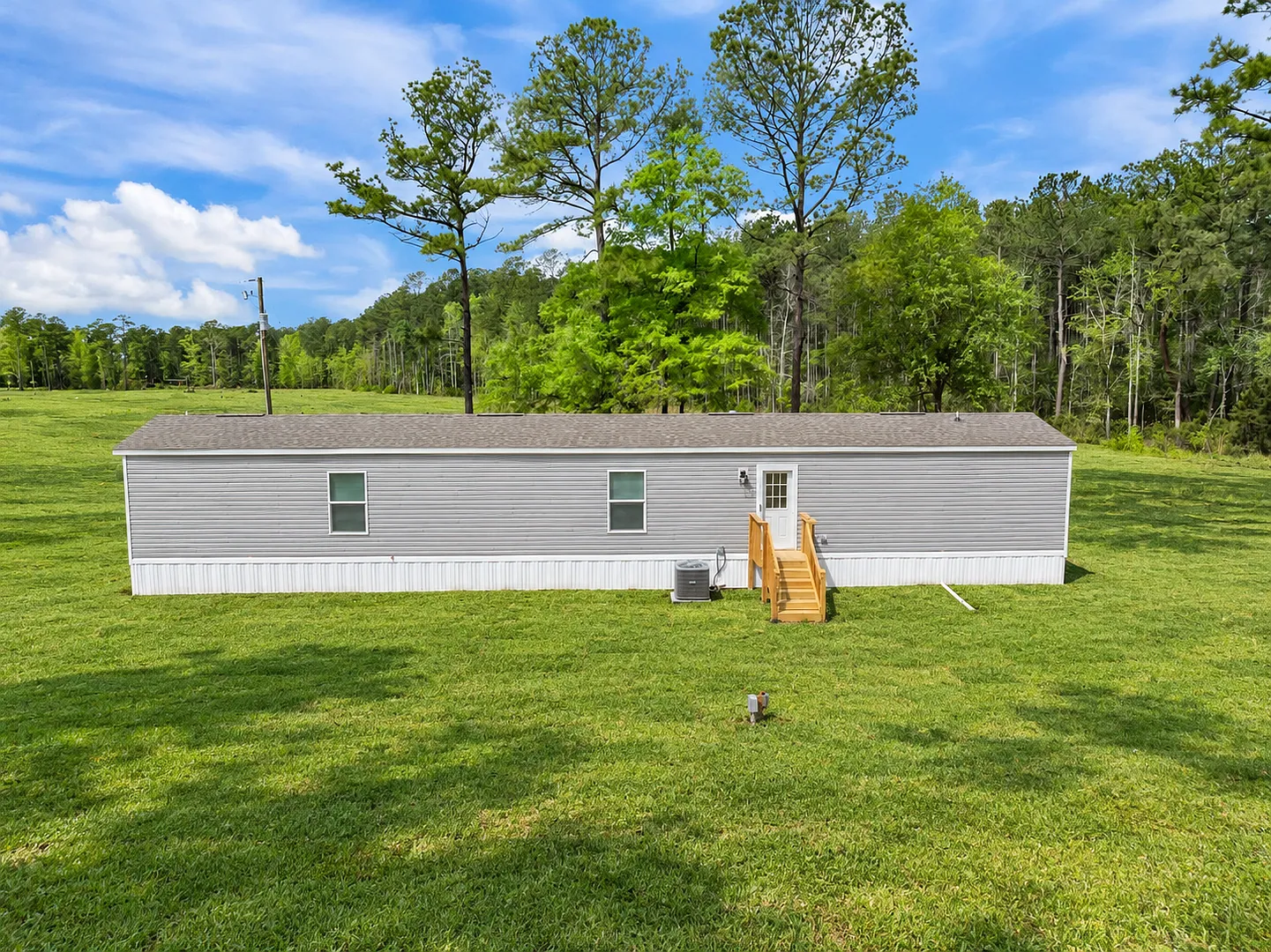 Peaceful 3 Bedroom Rental Home on 1 Acre Lawn Care Included — Photo 3