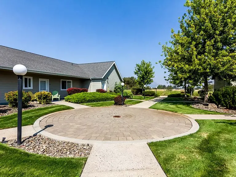 10700 Emily Dr — Photo 1