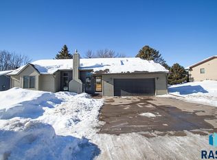 1203 N Ladelle Ave, Dell Rapids, SD 57022