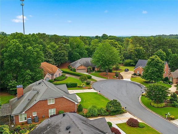 4th image of 965 Knoll Crest Ct