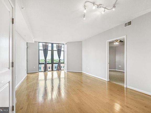 3rd image of 1021 N Garfield St APT 831