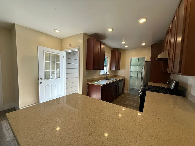 2535 Filbert Street — Photo 9