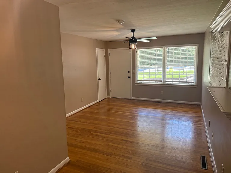 591 E University Dr — Photo 12