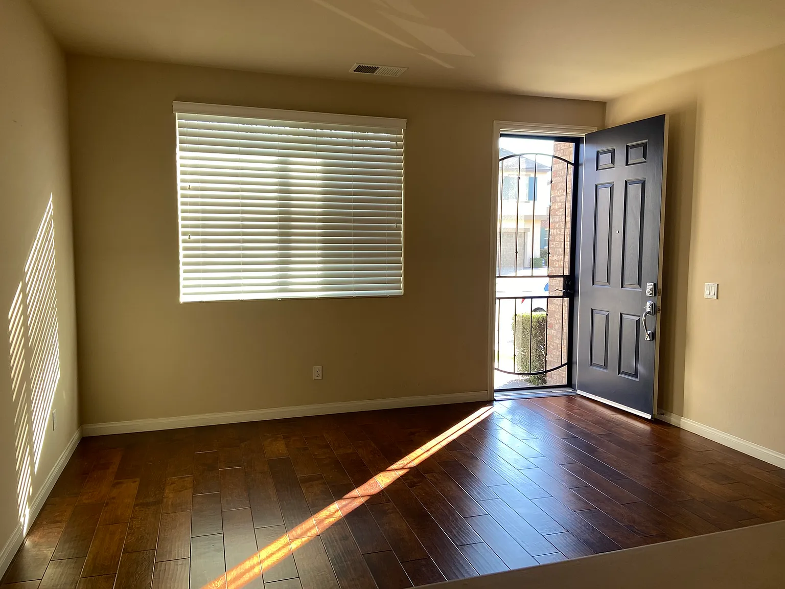 4 bed, 2.5 bath, 2116 sqft, $2,875 — Photo 2