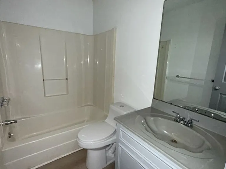 Stonehenge Apartments — Photo 12