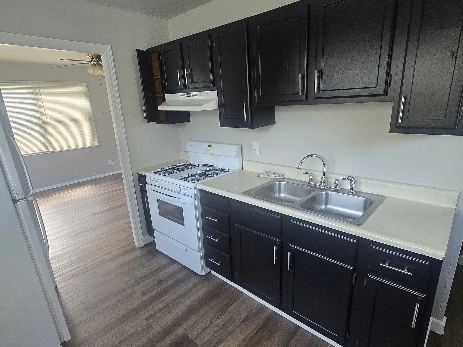 2 bed, 900 sqft, $1,095 — Photo 1