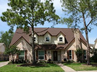 1915 Round Lake Dr, Houston, TX 77077