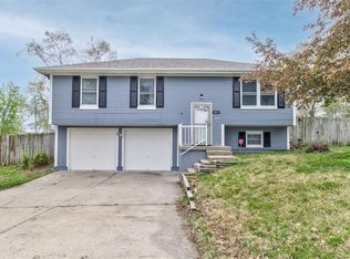 1224 N Arrowhead Ridge Dr, Independence, MO 64056