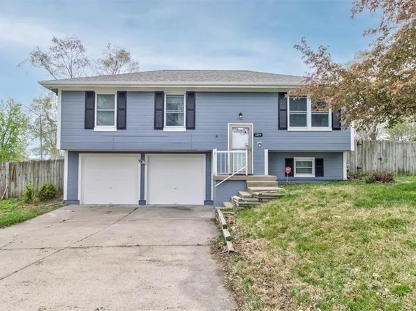 1224 N Arrowhead Ridge Dr, Independence, MO 64056
