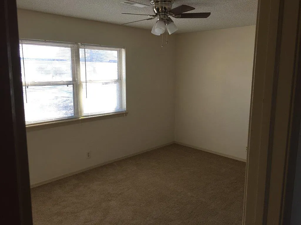 3 bed, 1.5 bath, 1438 sqft, $1,520 — Photo 3