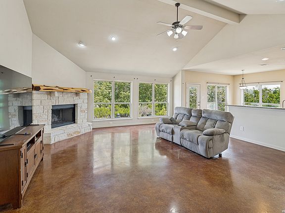 5th image of 421 Armadillo Trail Dr E