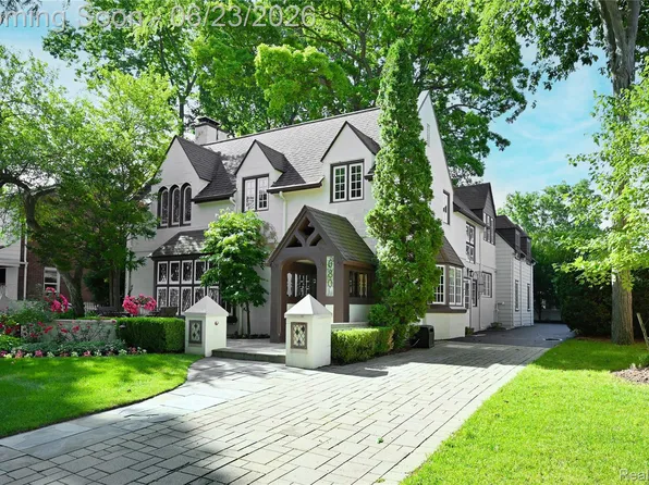 680 Wimbleton Dr, Birmingham, MI 48009