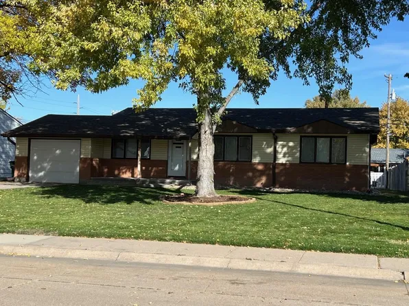 1932 W 10th St, Hastings, NE 68901