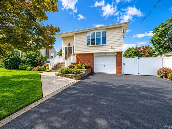 244 Baylawn Avenue, Copiague, NY 11726