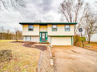 7705 Meadowlark Dr, Godfrey, IL 62035