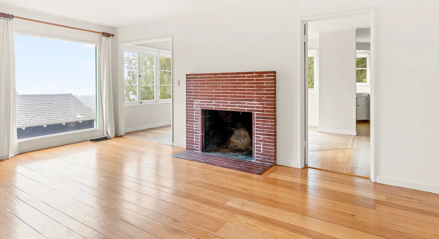 Charming Cul-de-Sac Mid-Century w/ Bay Views In Oakland Hills — Photo 3