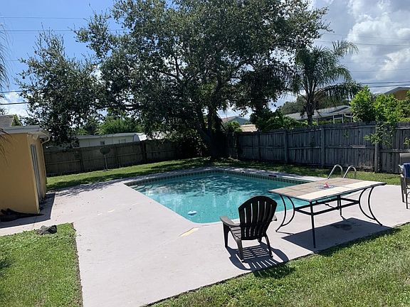 4th image of 385 Garden Blvd
