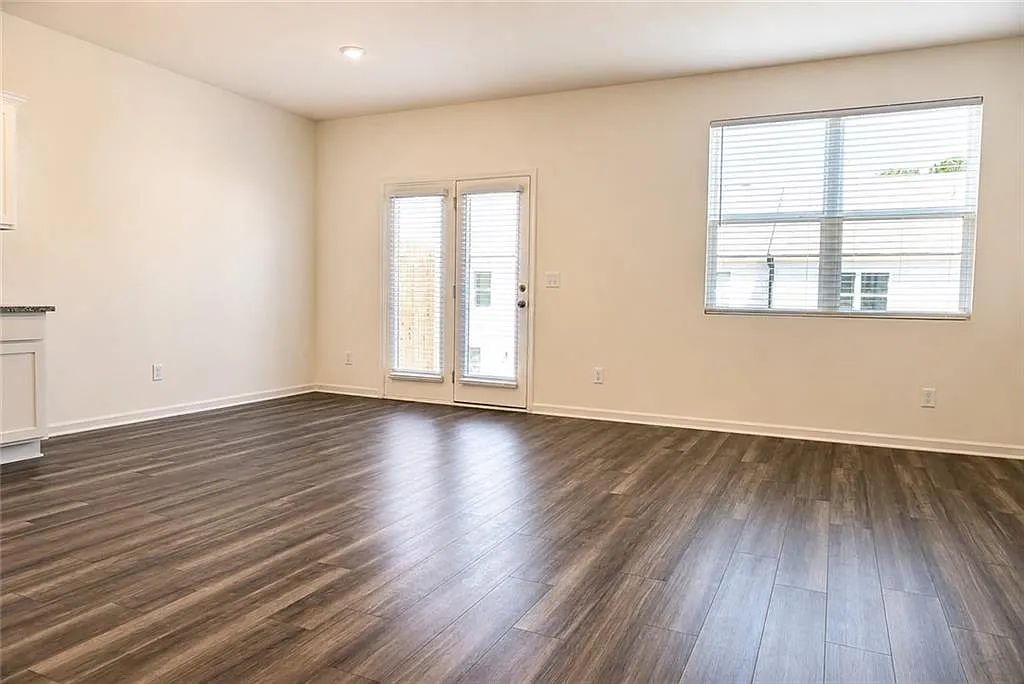 3 bed, 2.5 bath, 1421 sqft, $1,900 — Photo 4