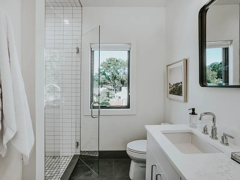 401 E Peach St — Photo 45