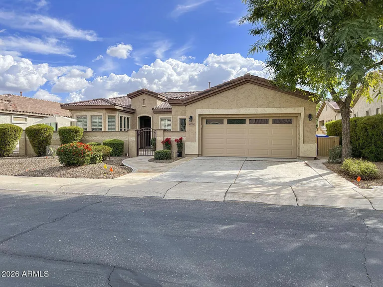 4279 E Sourwood Dr — Photo 1