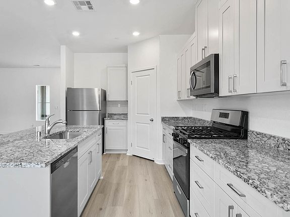 5th image of 1229 Acacia Ave
