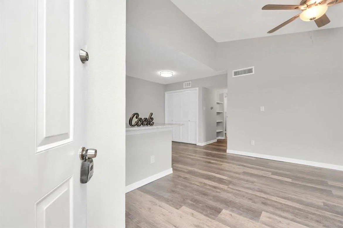 2 bed, 1.0 bath, 956 sqft, $1,400 — Photo 3
